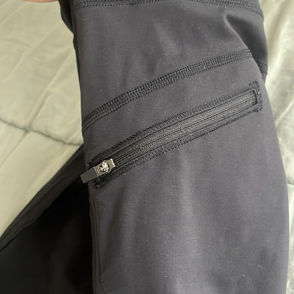 LULULEMON BLACK CAPRIS - Picture 2 of 6